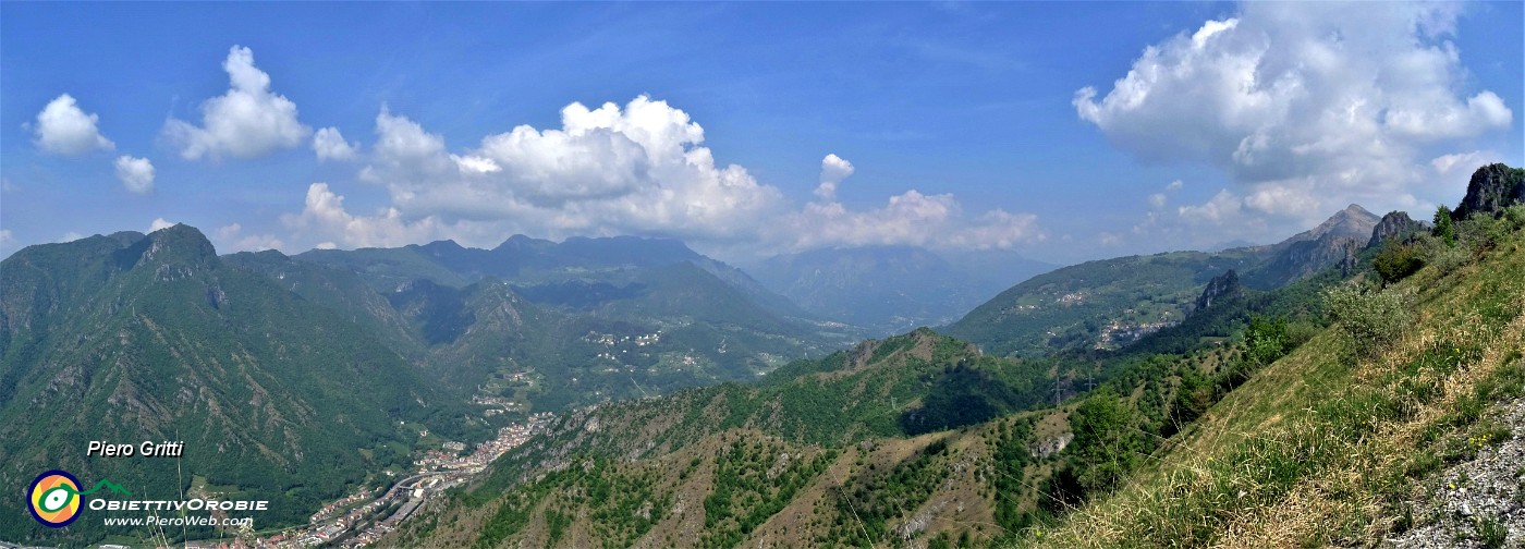 51 Bella vista panoramica dalla linea taglia-fuoco su San Pellegrino Terme ed oltre.jpg